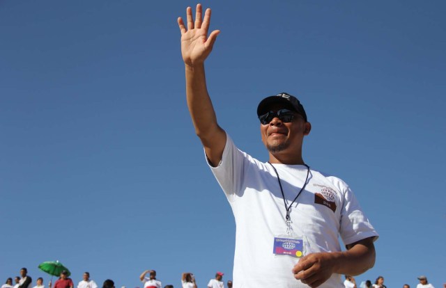 Ivan Castaneda (40), a former Mexican soldier deported two weeks ago from the United States, waves to his family at the bank of the Rio Grande during the event called "Abrazos No Muros" (Hugs, not walls) promoted by the Border Network of Human Rights organization in the border line between El Paso, Texas, United States and Ciudad Juarez, Chihuahua state, Mexico on May 12, 2018. Castaneda was denied a political asylum he requested in 2012 to flee violence in Ciudad Juarez, while his wife, mother and five children remain in Denver, Colorado, United States. / AFP PHOTO / HERIKA MARTINEZ