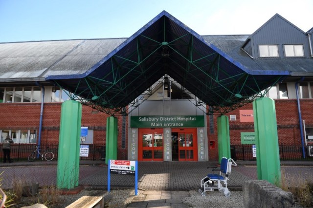 (ARCHIVOS) En esta foto de archivo tomada el 6 de marzo de 2018. Una vista general muestra la entrada principal al Hospital del distrito de Salisbury en Salisbury, sur de Inglaterra, el 6 de marzo de 2018, donde un hombre y una mujer permanecen en estado crítico, lo que provocó un gran avance. incidente que comenzó el 4 de marzo. El ex espía ruso Sergei Skripal, que según Gran Bretaña fue envenenado con un agente neurotóxico, desencadenó una crisis diplomática con Rusia, fue dado de alta del hospital, dijeron las instalaciones el 18 de mayo de 2018. / AFP PHOTO / Chris J Ratcliffe