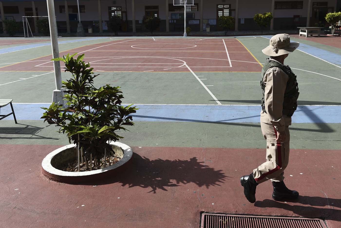 Las fotos de los vacíos centros de votación que dan la vuelta al mundo