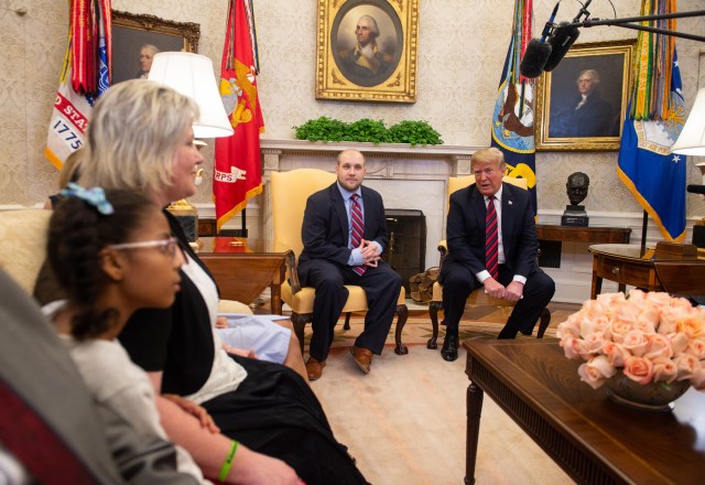 El presidente estadounidense, Donald Trump, habla con la familia (L) de Joshua Holt (C), que estuvo detenido en Venezuela durante dos años, en la Oficina Oval en la Casa Blanca en Washington, DC, el 26 de mayo de 2018. / AFP PHOTO / NICHOLAS KAMM 