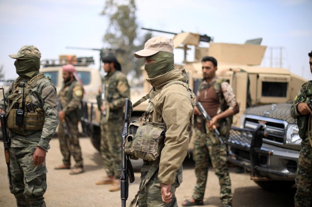 Los combatientes de las Fuerzas Democráticas Sirias (SDF) se ven en Deir al-Zor, Siria, el 1 de mayo de 2018. REUTERS / Rodi Said