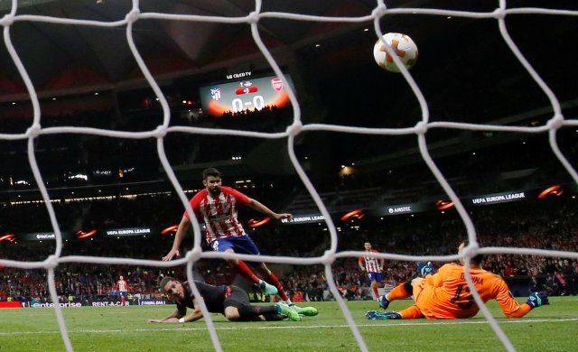 Soccer Football - Europa League Semi Final Second Leg - Atletico Madrid v Arsenal - Wanda Metropolitano, Madrid, Spain - May 3, 2018   Atletico Madrid's Diego Costa scores their first goal                REUTERS/Juan Medina