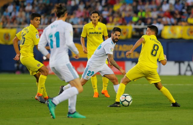 Soccer Football - La Liga Santander - Villarreal vs Real Madrid - Estadio de la Ceramica, Villarreal, Spain - May 19, 2018   Real Madrid's Isco in action with Villarreal's Pablo Fornals      REUTERS/Heino Kalis