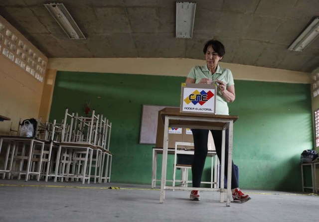 A Venezuelan citizen casts her vote at a polling station during the presidential election in Barquisimeto, Venezuela, May 20, 2018. REUTERS/Carlos Jasso