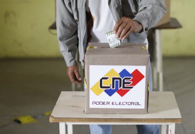 A Venezuelan citizen casts his vote at a polling station during the presidential election in Barquisimeto, Venezuela, May 20, 2018. REUTERS/Carlos Jasso