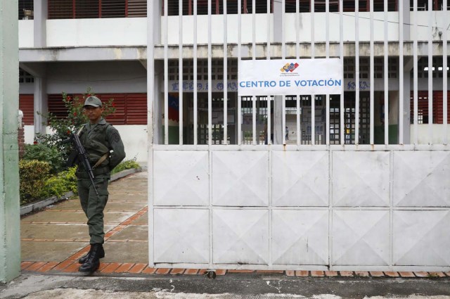A Venezuelan soldier stands guard at a polling station during the presidential election in Barquisimeto, Venezuela, May 20, 2018. REUTERS/Carlos Jasso