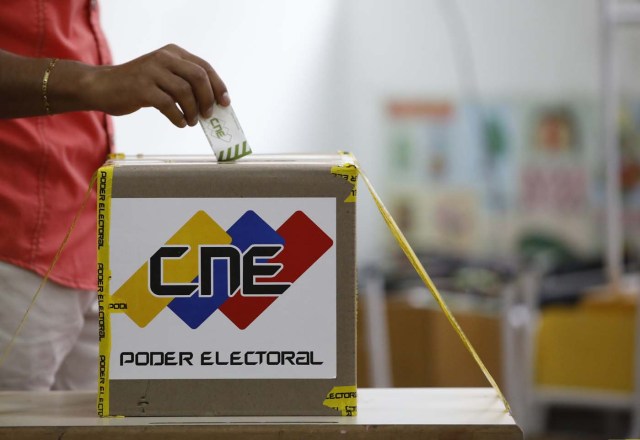 A Venezuelan citizen casts his vote at a polling station during the presidential election in Caracas, Venezuela, May 20, 2018. REUTERS/Carlos Garcia Rawlins