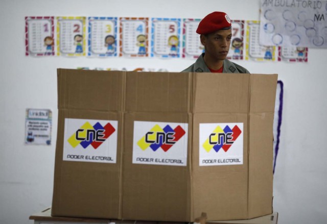 A Venezuelan soldier casts his vote at a polling station during the presidential election in Caracas, Venezuela, May 20, 2018. REUTERS/Carlos Garcia Rawlins
