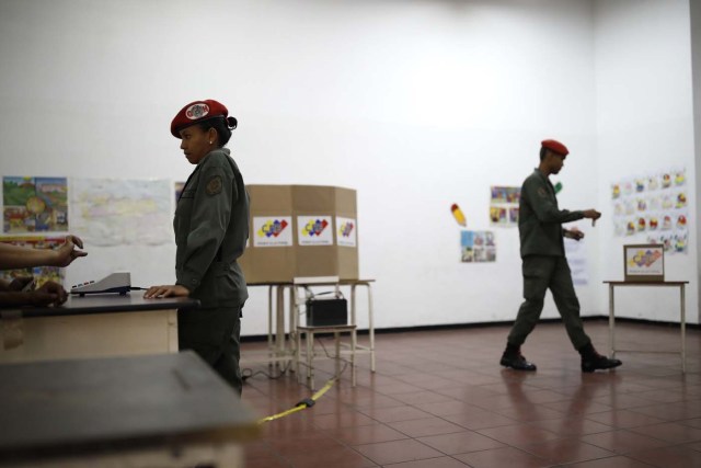 Venezuelan soldiers vote at a polling station during the presidential election in Caracas, Venezuela, May 20, 2018. REUTERS/Carlos Garcia Rawlins