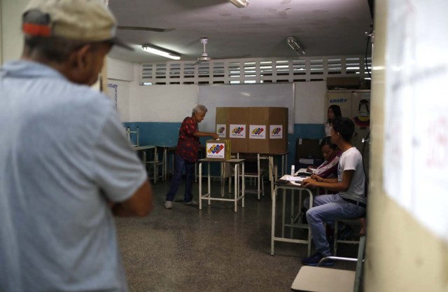 A Venezuelan citizen casts a vote at a polling station during the presidential election in Caracas, Venezuela, May 20, 2018. REUTERS/Adriana Loureiro