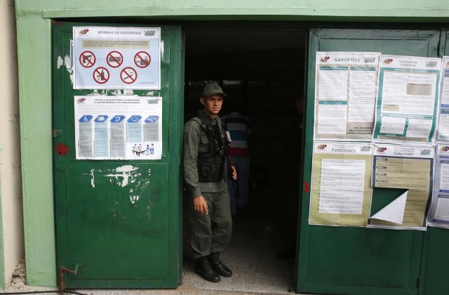 A Venezuelan soldier stands guard at a polling station during the presidential election in Barquisimeto, Venezuela, May 20, 2018. REUTERS/Carlos Jasso