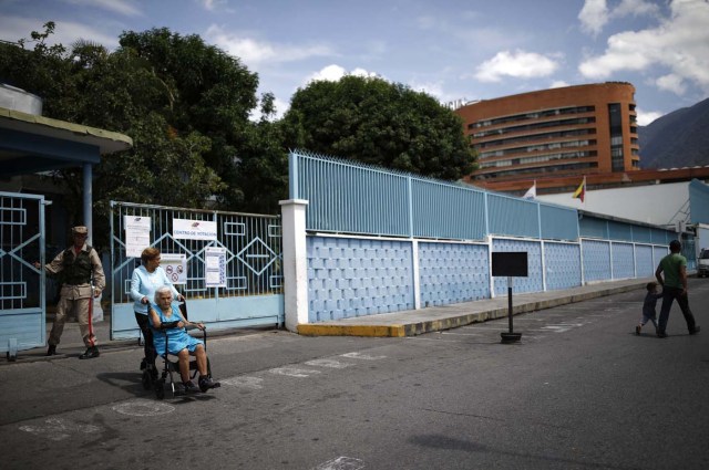 Voters depart a polling during the presidential election in Caracas, Venezuela, May 20, 2018. REUTERS/Carlos Garcia Rawlins