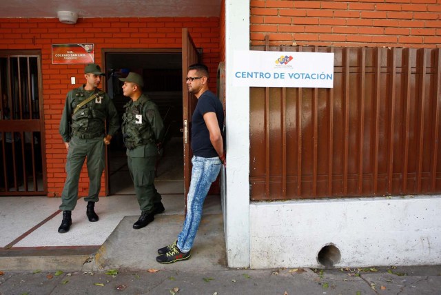 Soldiers stand guard at a polling station during the presidential election in Caracas, Venezuela, May 20, 2018. REUTERS/Christian Veron