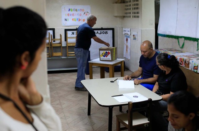 A Venezuelan casts his vote at a polling station during the presidential election in Caracas, Venezuela, May 20, 2018. REUTERS/Marco Bello