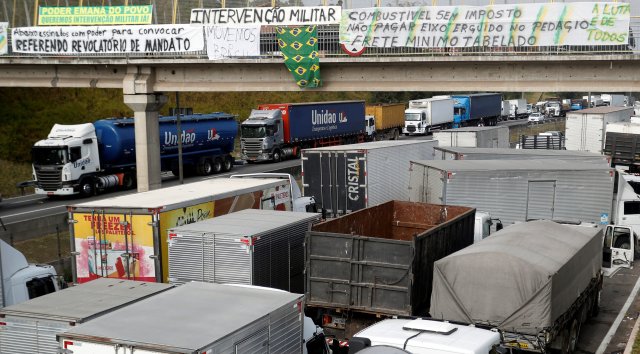 Truckers attend a protest against high diesel fuel prices at BR-116 Regis Bittencourt highway in Sao Paulo, Brazil May 26, 2018. REUTERS/Leonardo Benassatto