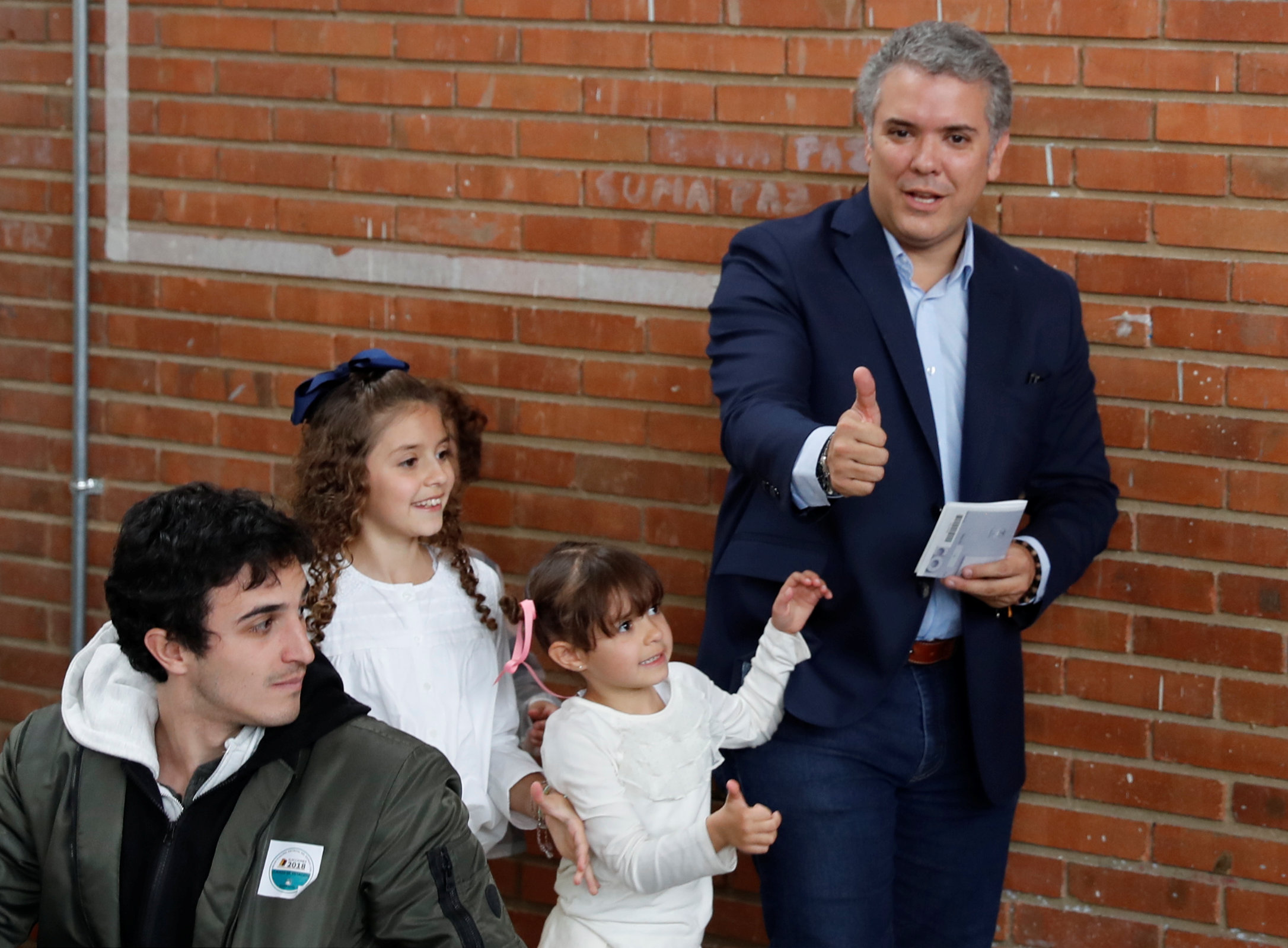 Duque vota con la esperanza de gobernar Colombia sin espejo retrovisor