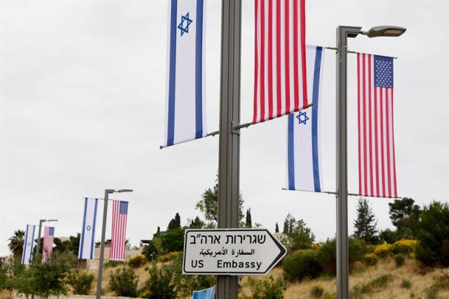  Un cartel indica la dirección del consulado de Estados Unidos en Jerusalén hoy, 8 de mayo de 2018. La administración Trump trasladará oficialmente la embajada estadounidense al edificio del consulado en Jerusalén temporalmente el próximo 14 de mayo de 2018. EFE/ Abir Sultan
