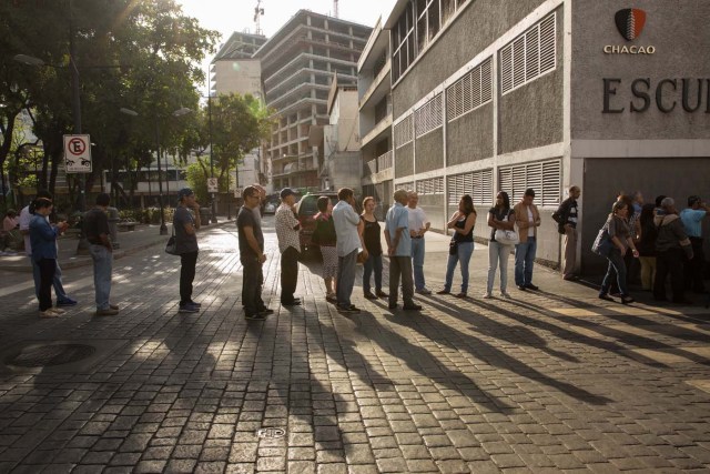 CAR111. CARACAS (VENEZUELA), 20/05/2018.- Ciudadanos esperan para votar en un centro electoral, en el Municipio Chacao, Caracas (Venezuela) hoy, domingo 20 de mayo de 2018. El ministro de Comunicación e Información de Venezuela, Jorge Rodríguez, dijo hoy que ya han votado más de dos millones y medio de personas en las elecciones presidenciales cuando solo habían transcurrido cuatro horas de una jornada que se extenderá por unas ocho horas más. EFE/Helena Carpio