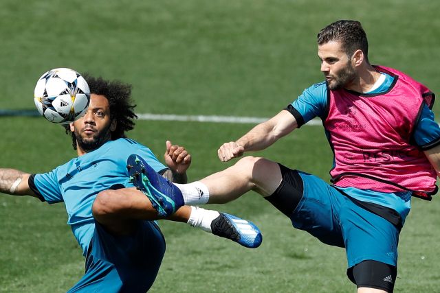 GRAF2892. MADRID, 22/05/2018.- Los jugadores del Real Madrid Nacho Fernández y el brasileño Marcelo Vieira (i), durante el Día de Puertas Abiertas para los medios celebrado hoy en las instalaciones de Valdebebas, previo a la final de la Liga de Campeones que el conjunto blanco disputa ante el Liverpool el día 26 de mayo en el Estadio Olímpico de Kiev. EFE/Juan Carlos Hidalgo