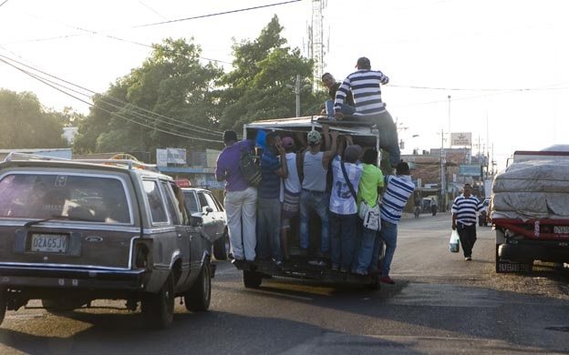 Maracaibo Venezuela 26/11/2015 ZUlia Chirrinchera que hace de transporte publico en las horas pico en la Curva de Molina