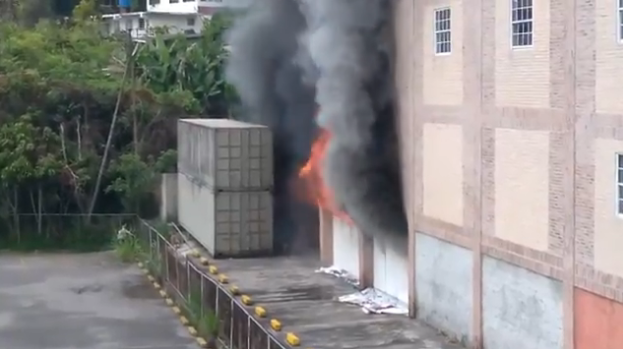 Foto: Reportan un incendio en los depósitos Full flores en Las Minas / Cortesía 