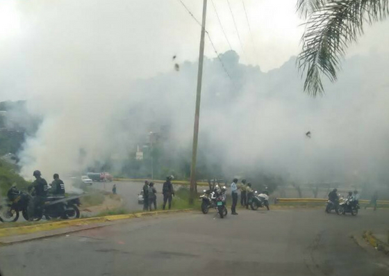 Fueron a comprar comida en el Bicentenario de Terrazas del  Ávila, y la GNB los dispersó con lacrimógenas #18May (fotos)