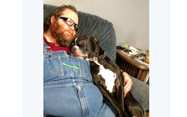 Richard Reme continúa recuperándose de su lesión después de que su perro "le dispare". Foto redes sociales