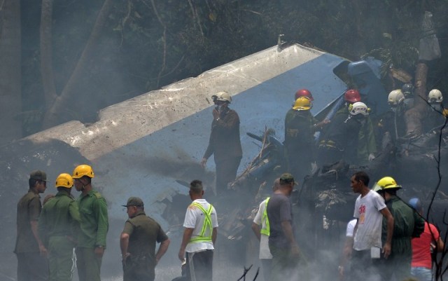 El personal de emergencia trabaja en el lugar del accidente después de que un avión de Cubana de Aviación se estrelló después de despegar del aeropuerto José Martí de La Habana el 18 de mayo de 2018. / AFP PHOTO / Yamil LAGE