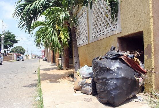Con la basura hasta el cuello: Zulianos pagan a camiones anónimos para que los despojen de los desechos