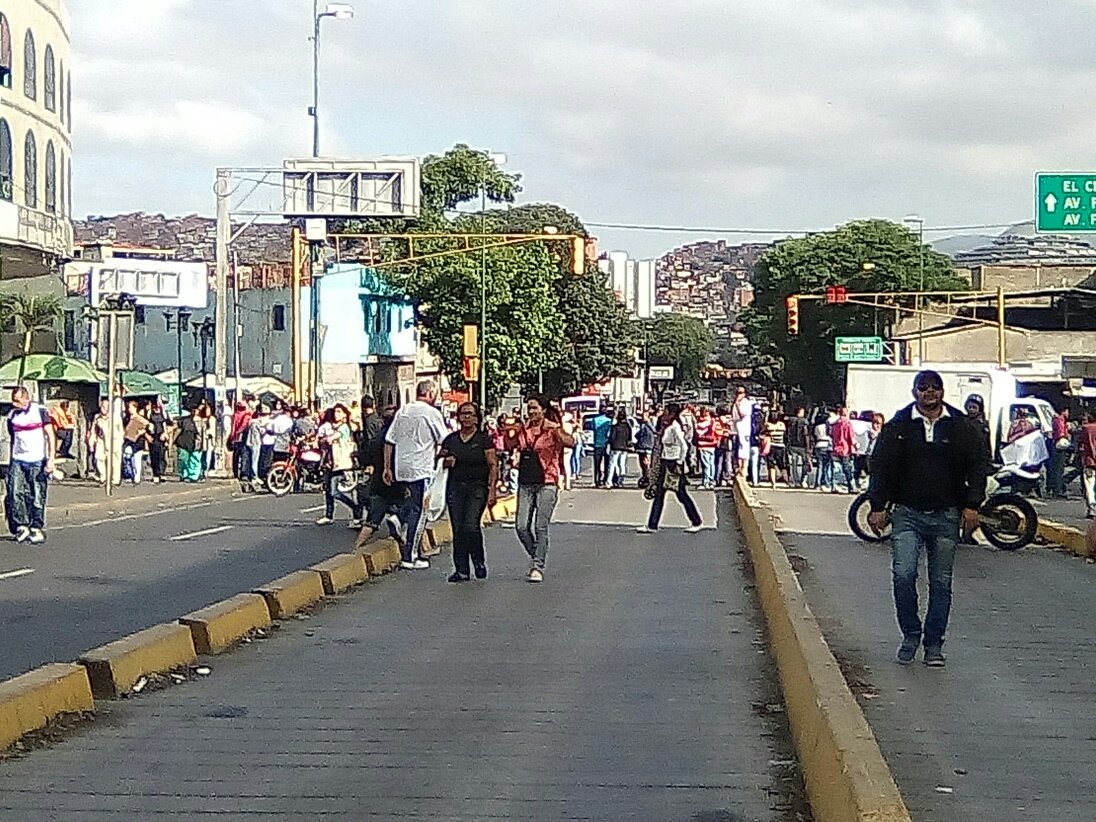 Vecinos trancan la avenida Nueva Granada por falta de agua #11May (fotos)