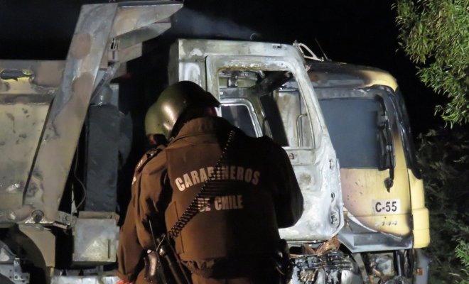 Encapuchados queman dos camiones en el sur de Chile