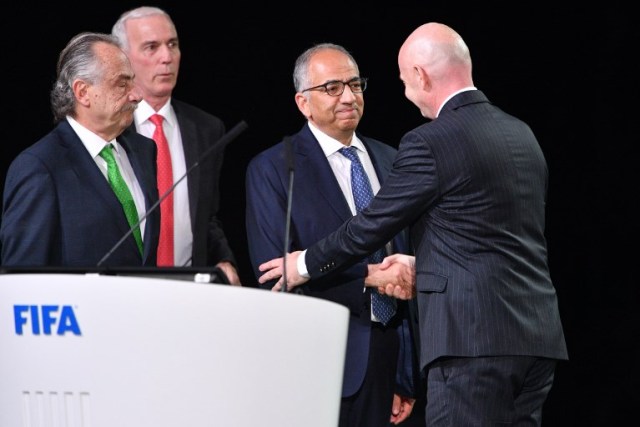 El presidente de la FIFA Gianni Infantino (R) felicita a los oficiales de la candidatura United 2026 (Canadá-México-EE.UU.) Carlos Cordeiro (C), presidente de la Asociación de Fútbol de Estados Unidos, presidente de la Asociación Mexicana de Fútbol Decio de María Serrano (L) y Steve Reed (2nd L), presidente de la Asociación Canadiense de Fútbol, luego del anuncio del anfitrión de la Copa Mundial 2026 durante el 68º Congreso de la FIFA en el Expocentre en Moscú el 13 de junio de 2018. / AFP PHOTO / Mladen ANTONOV