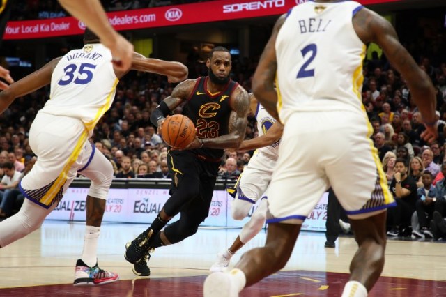 CLEVELAND, OH - 08 de junio: LeBron James # 23 de los Cavaliers de Cleveland conduce a la canasta contra Kevin Durant # 35 de los Golden State Warriors en la segunda mitad durante el cuarto partido de las finales de la NBA 2018 en Quicken Loans Arena el 8 de junio de 2018 en Cleveland, Ohio. NOTA PARA EL USUARIO: el usuario reconoce y acepta expresamente que, al descargar o usar esta fotografía, el Usuario acepta los términos y condiciones del Contrato de Licencia de Getty Images. Gregory Shamus / Getty Images / AFP