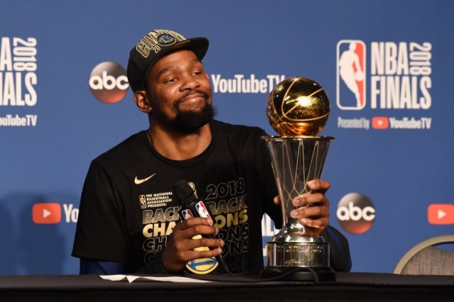 CLEVELAND, OH - 08 de junio: MVP de las finales Kevin Durant # 35 de los Golden State Warriors habla a los medios después de derrotar a los Cleveland Cavaliers durante el cuarto partido de las finales de la NBA 2018 en Quicken Loans Arena el 8 de junio de 2018 en Cleveland, Ohio. Los Warriors derrotaron a los Cavaliers 108-85 para ganar las Finales de la NBA 2018. NOTA PARA EL USUARIO: el usuario reconoce y acepta expresamente que, al descargar o usar esta fotografía, el Usuario acepta los términos y condiciones del Contrato de Licencia de Getty Images. Jason Miller / Getty Images / AFP