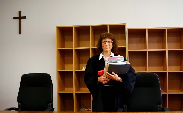 FILE PHOTO: Judge Claudia Bauer arrives for the testimony of Amira B. at a local court in Munich, southern Germany, March 17, 2016. A court in Munich wants witness Amira B. to take off her veil during the appeal hearings which she refused in the first trial because of her religious views. REUTERS/Michael Dalder/File Photo