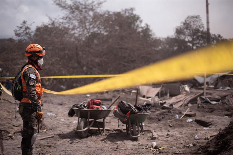 Volcán de Fuego de Guatemala continúa activo y reanudan búsqueda de víctimas