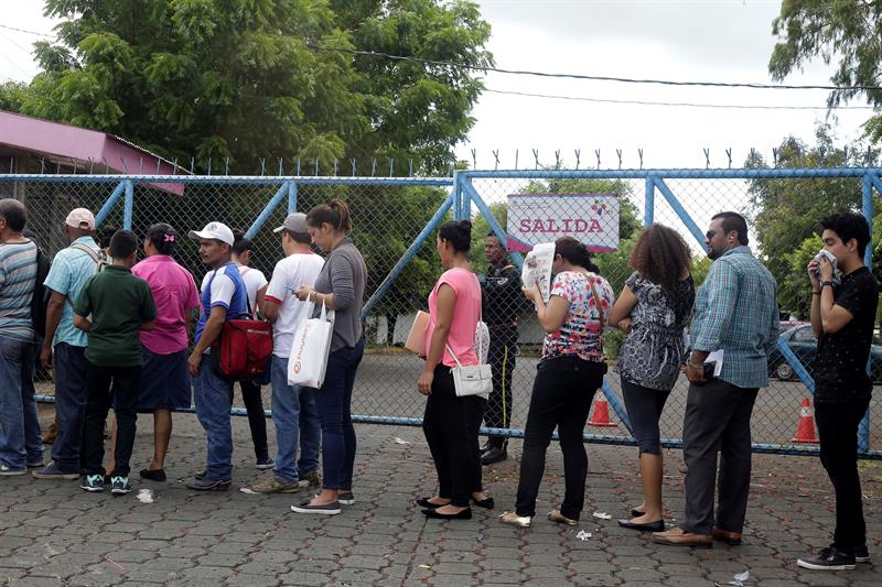 Nicaragüenses regularizan en masa sus pasaportes con miras a huir del país