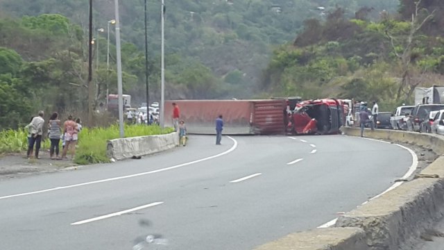 Foto: Se volcó una gandola en la ARC / Cortesía 