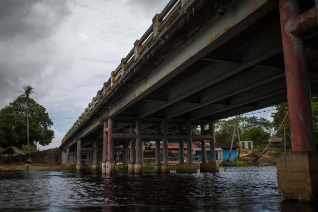 Fotografía fechada el 10 de mayo de 2018 que muestra el puente Morichal Largo, sobre el río Morichal, en Maturín (Venezuela). Unos 120 indígenas distribuidos en cerca de 30 palafitos de precaria elaboración conforman la comunidad de Morichal Largo, un asentamiento de la etnia Warao ubicado en el sur de Venezuela, que resiste debajo de un puente la miseria e insalubridad propia de la crisis nacional. EFE/Cristian Hernández