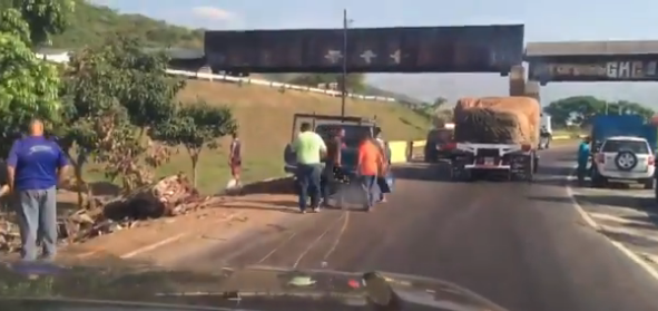 Saquearon camión con cerveza volcado en la ARC #1Jun (Video)