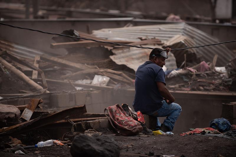 Guatemala dará 390 dólares a 2.265 familias damnificadas del volcán de Fuego