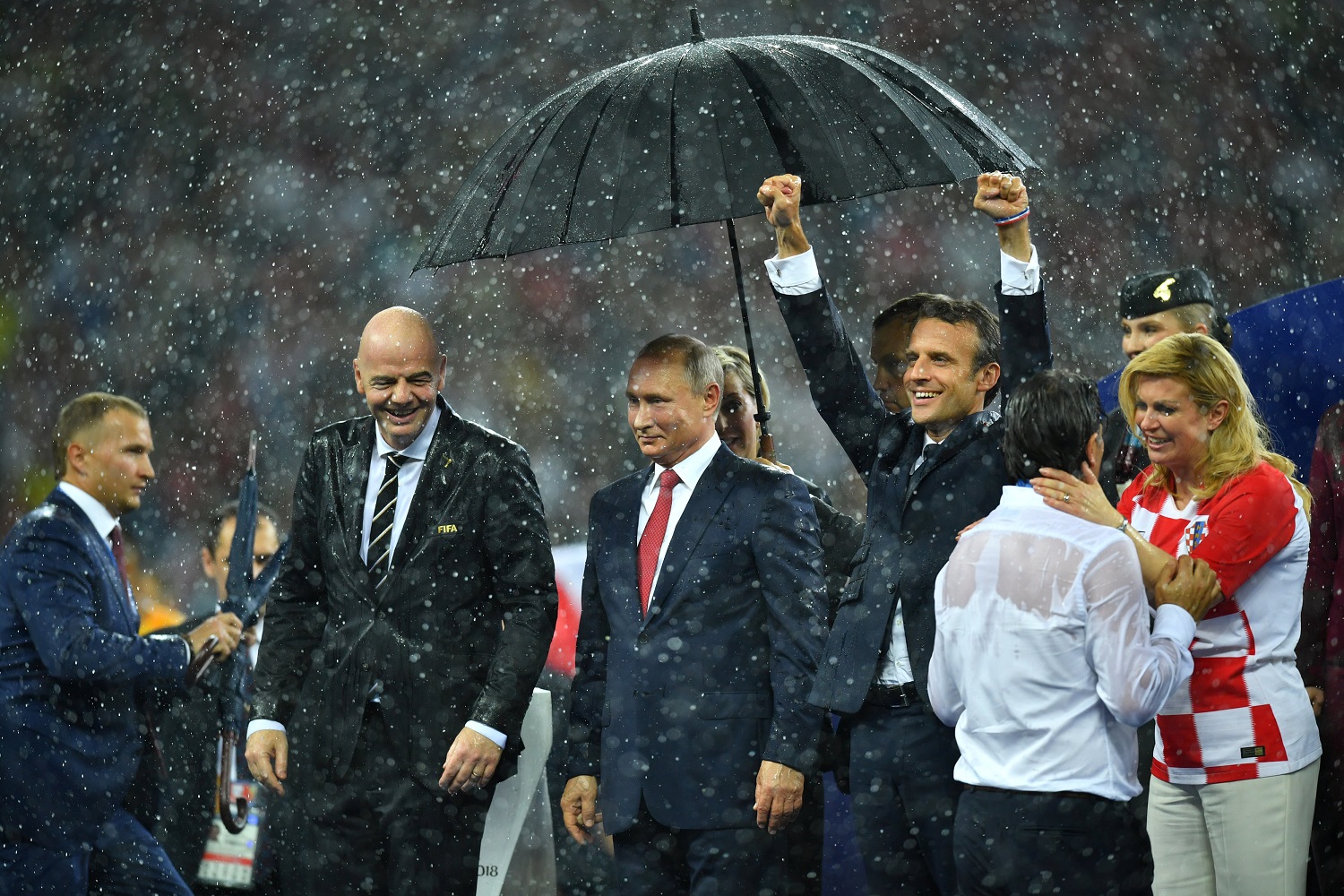 ¡Mojadito y fuera del protocolo! Así celebró Enmanuel Macron el campeonato de Francia en Rusia 2018 (Fotos)