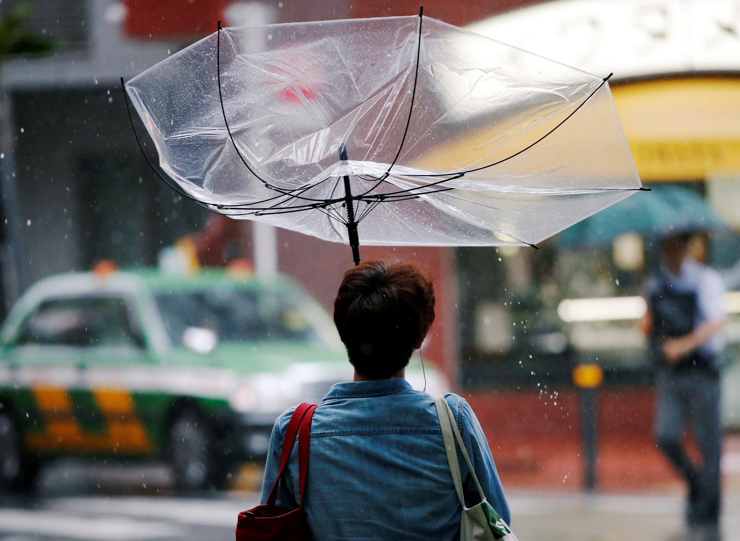 Otra tormenta tropical alcanza Japón, un mes después de las grandes inundaciones