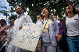Al menos 100 dólares necesitan las enfermeras venezolanas para comprar un uniforme