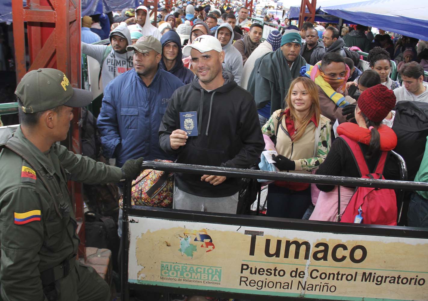 Venezolanos deben presentar pasaporte para ingresar en Ecuador, dice ministro