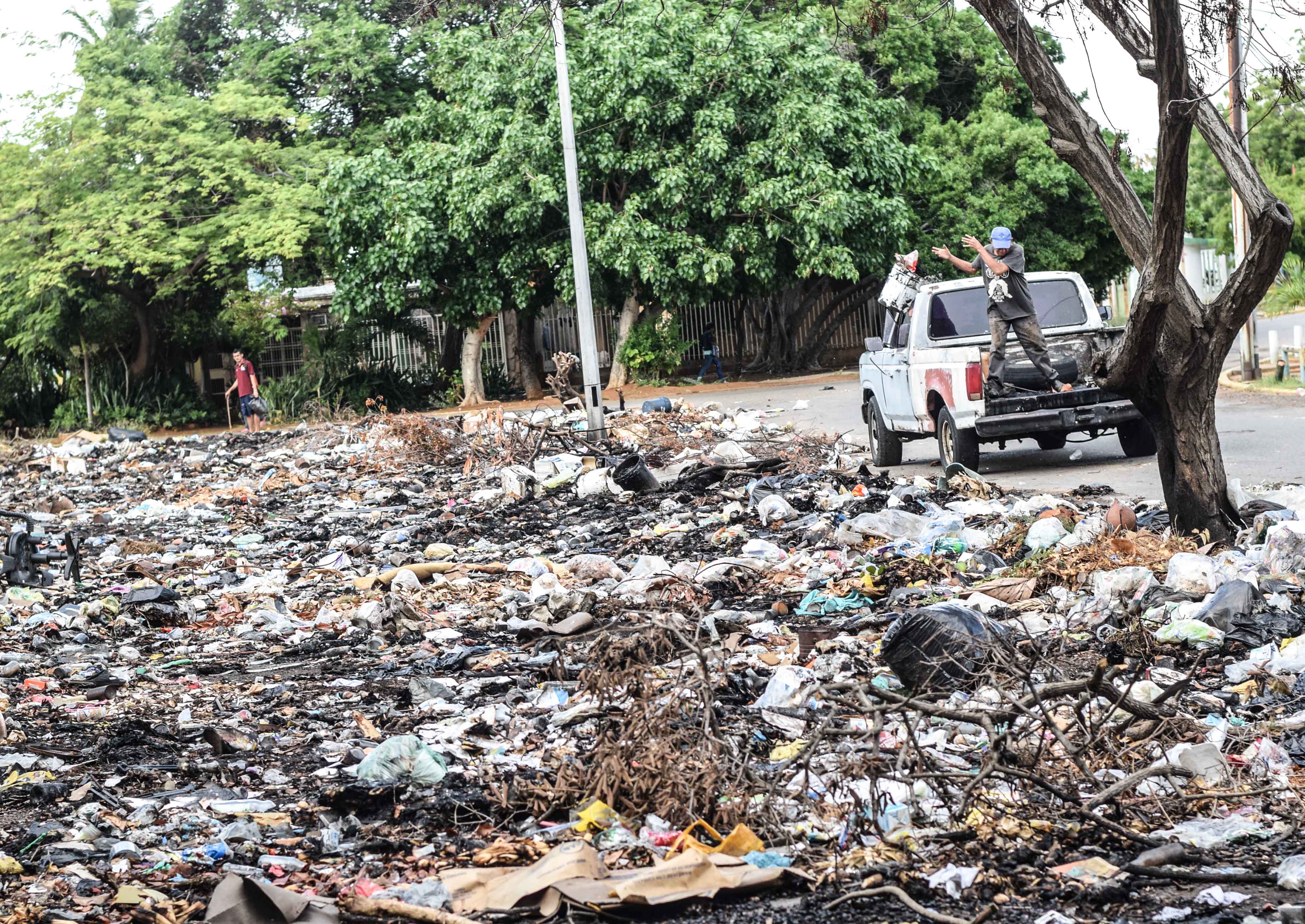 Eduardo Vale: Maracaibo está siendo gobernada por la basura y las moscas (Fotos)