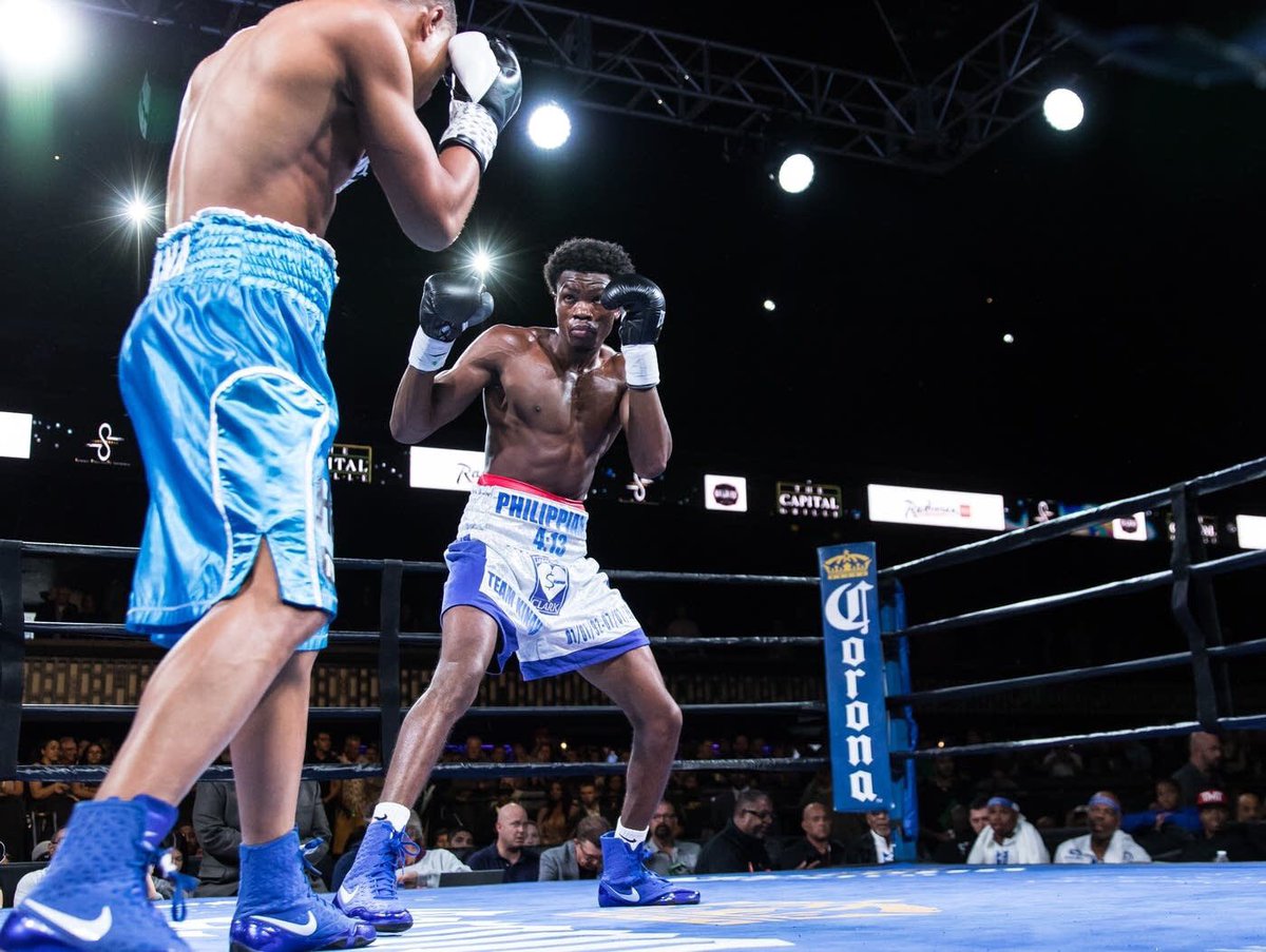 ¡Insólito! Boxeador le dio un golpe a su rival para sacarlo del ring (Video)