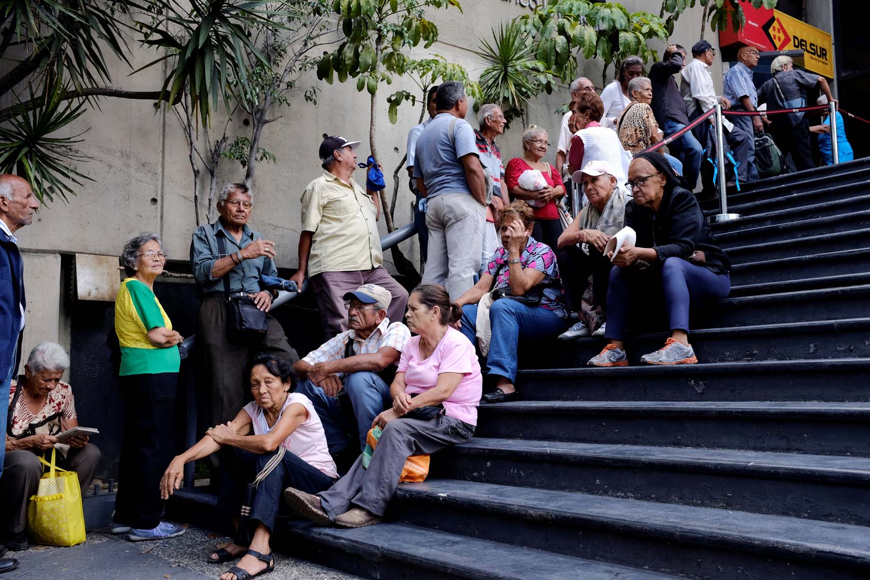 Otro día de largas colas de pensionados frente a las entidades bancarias #14Sep (fotos y videos)