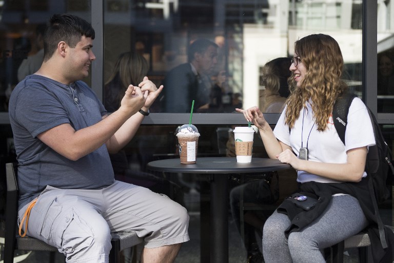 Starbucks abre su primer café para personas que puedan expresarse en lengua de señas en EEUU