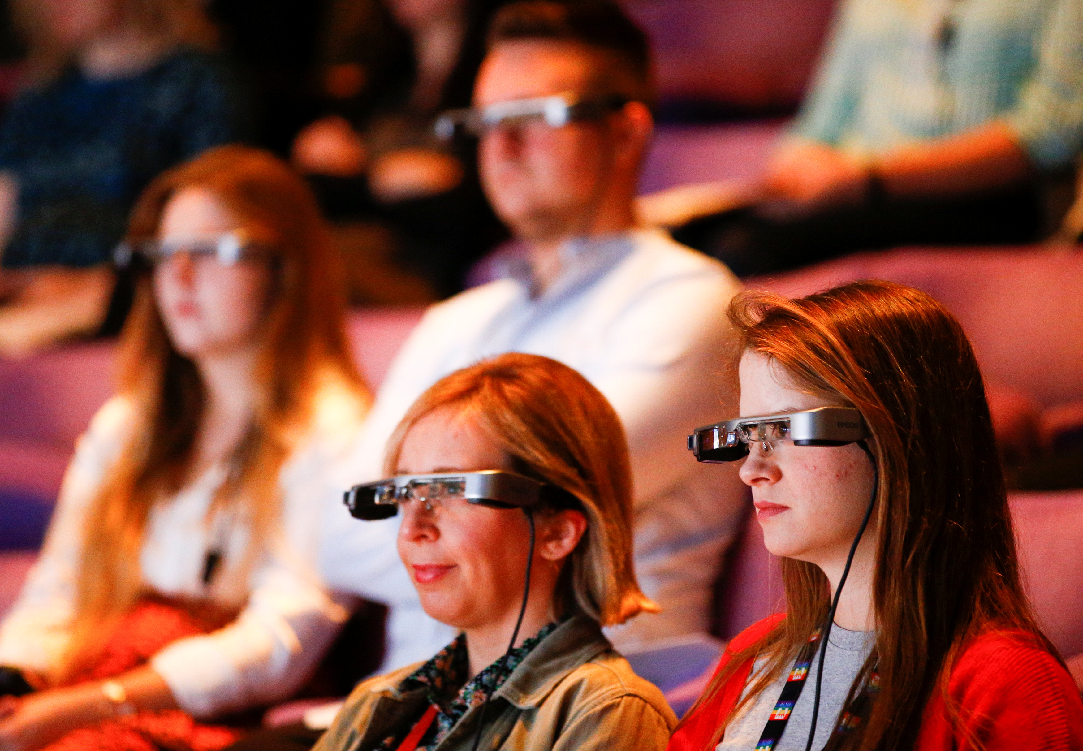 ¡Increíble! Lentes inteligentes con subtítulos ayudan a los amantes del teatro sordos a enfocarse en la acción